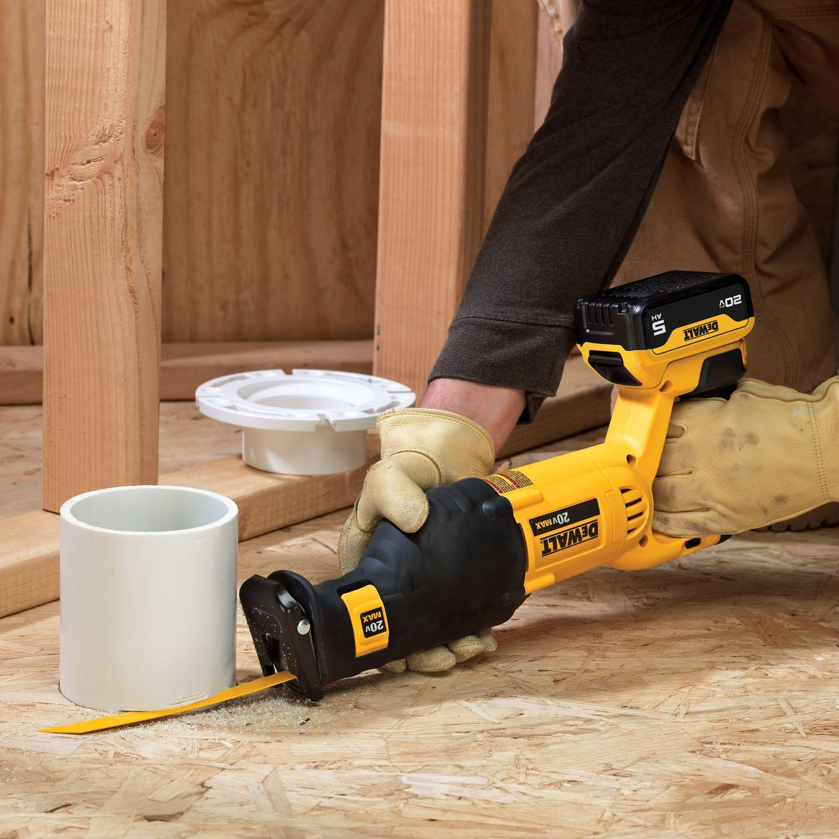 Cordless Reciprocating Saw with Battery and Charger E629527