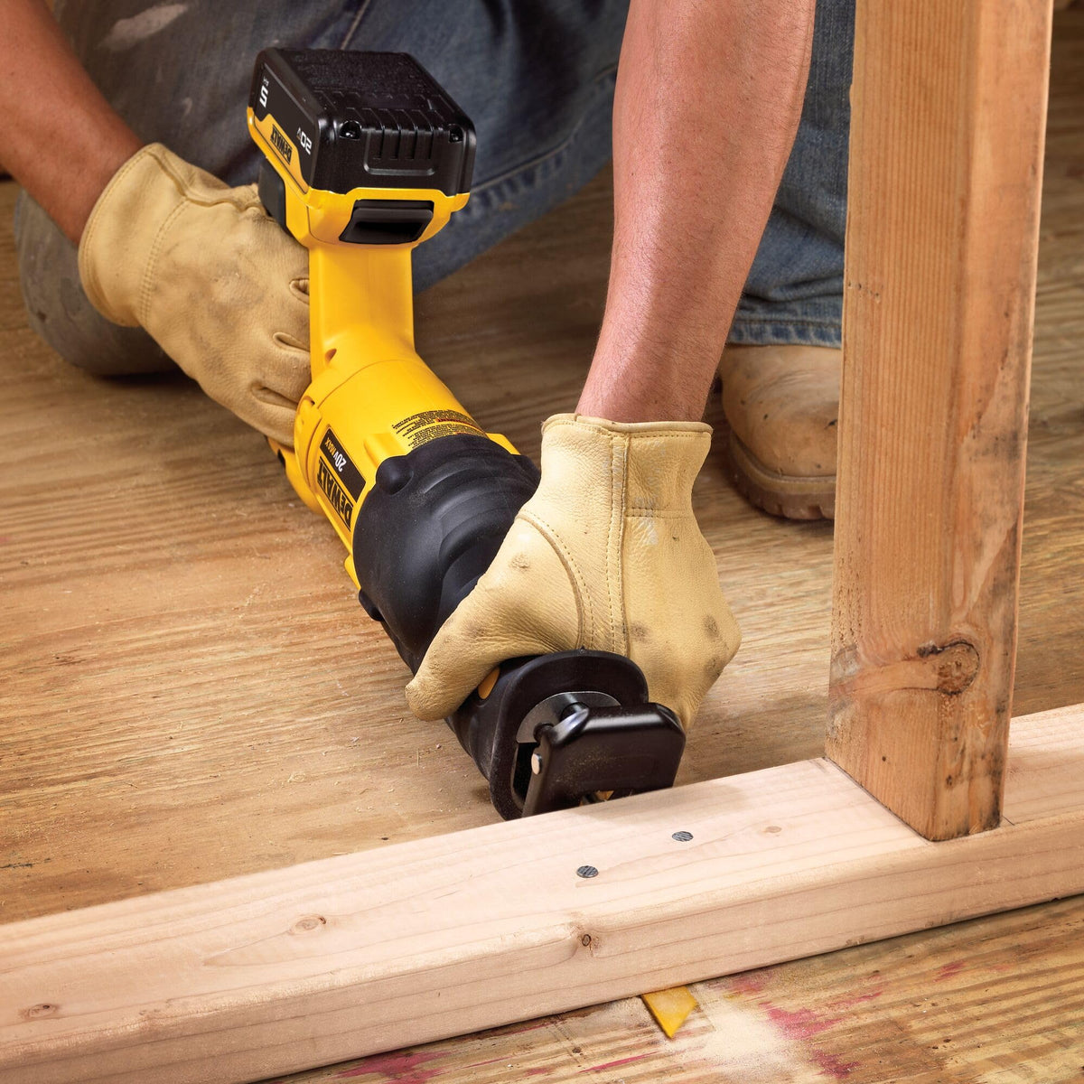 Cordless Reciprocating Saw with Battery and Charger E629527