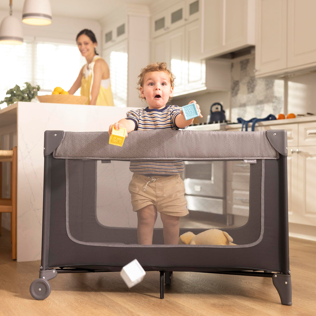 4-in-1 Portable Play Yard with Bassinet and Changer I965