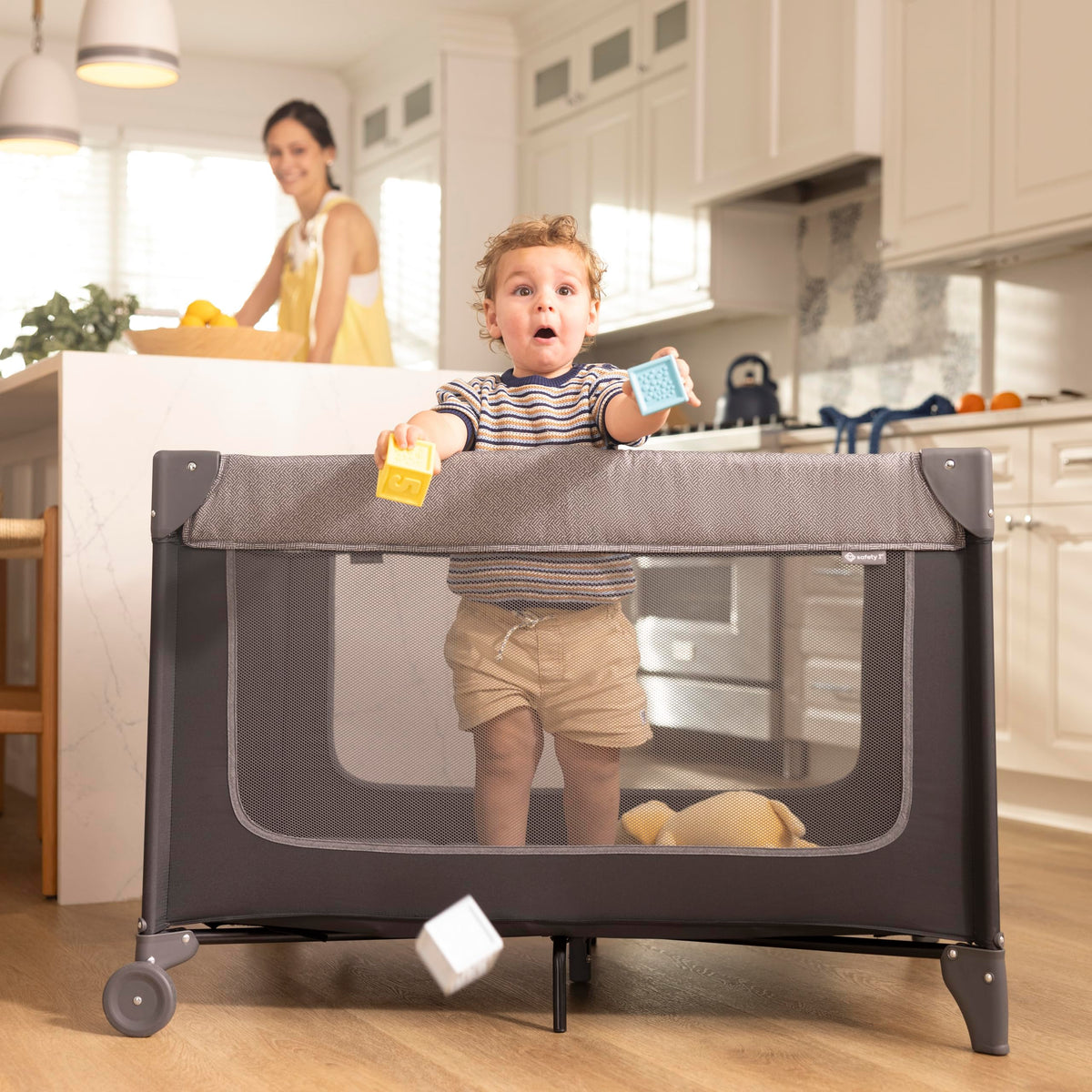 4-in-1 Portable Play Yard with Bassinet and Changer I965